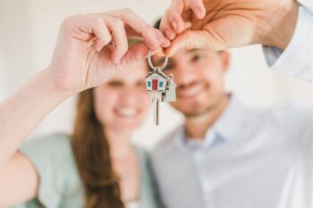 pareja enseña llaves y triunfo de no pagar comisión inmobiliaria