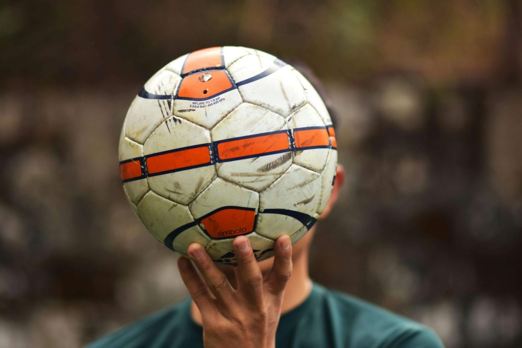 Insultos racistas contra Vinicius Jr: Sentencia pionera en España para combatir la violencia en el deporte.
