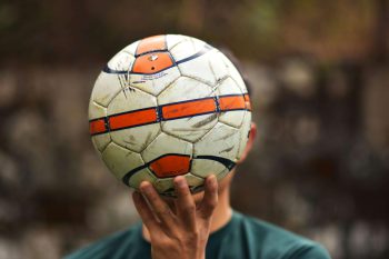 Insultos racistas contra Vinicius Jr: Sentencia pionera en España para combatir la violencia en el deporte.