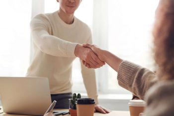 En mi empresa me hacen una subrogación de contrato laboral,¿Se mantiene la antigüedad y el salario?