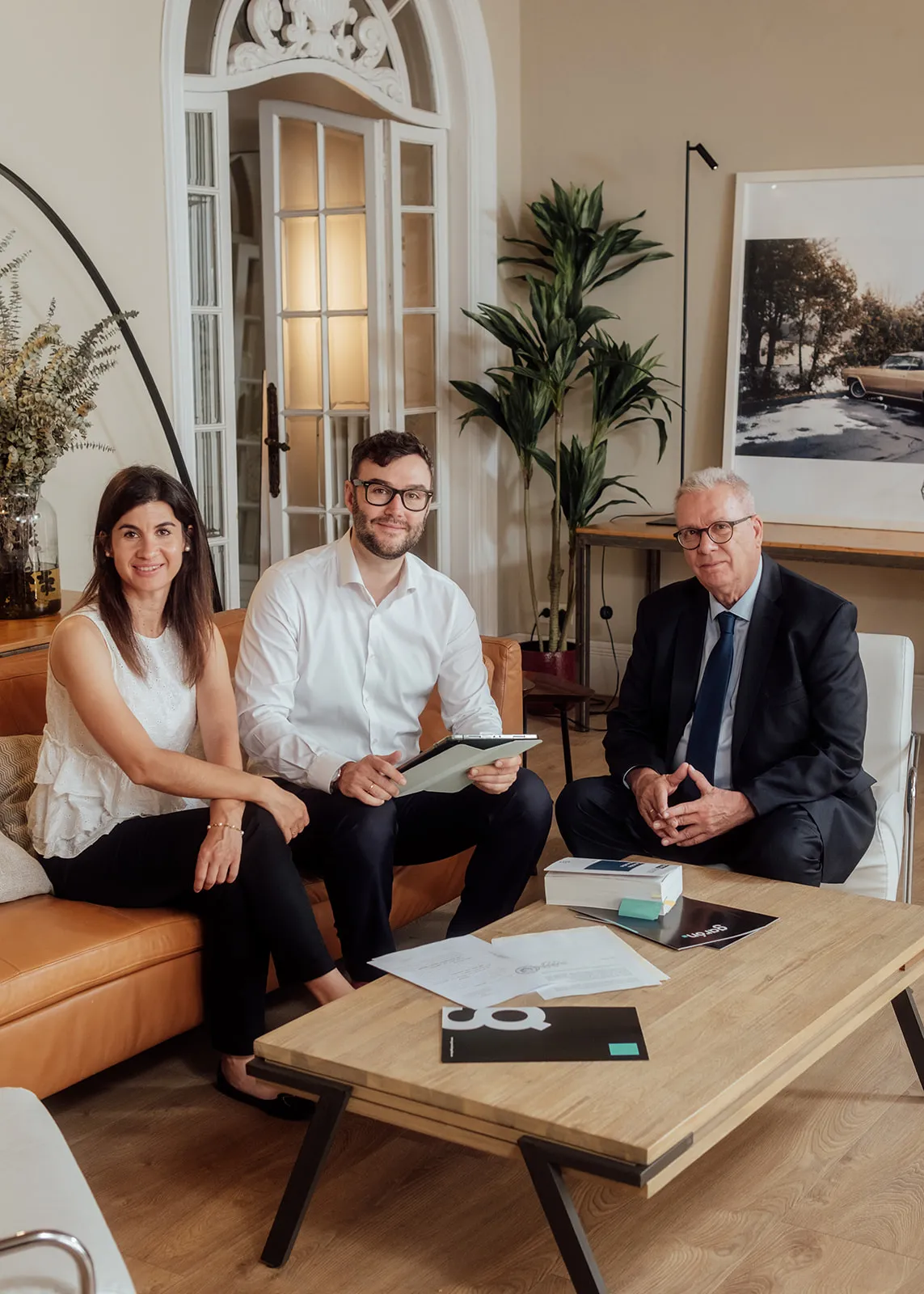 Abogados de Garón Abogados reunidos en su despacho de Madrid