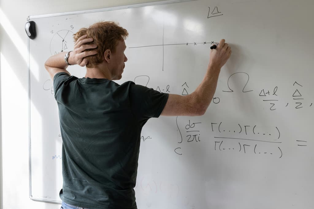 hombre calculando con la tabla impuesto donaciones madrid