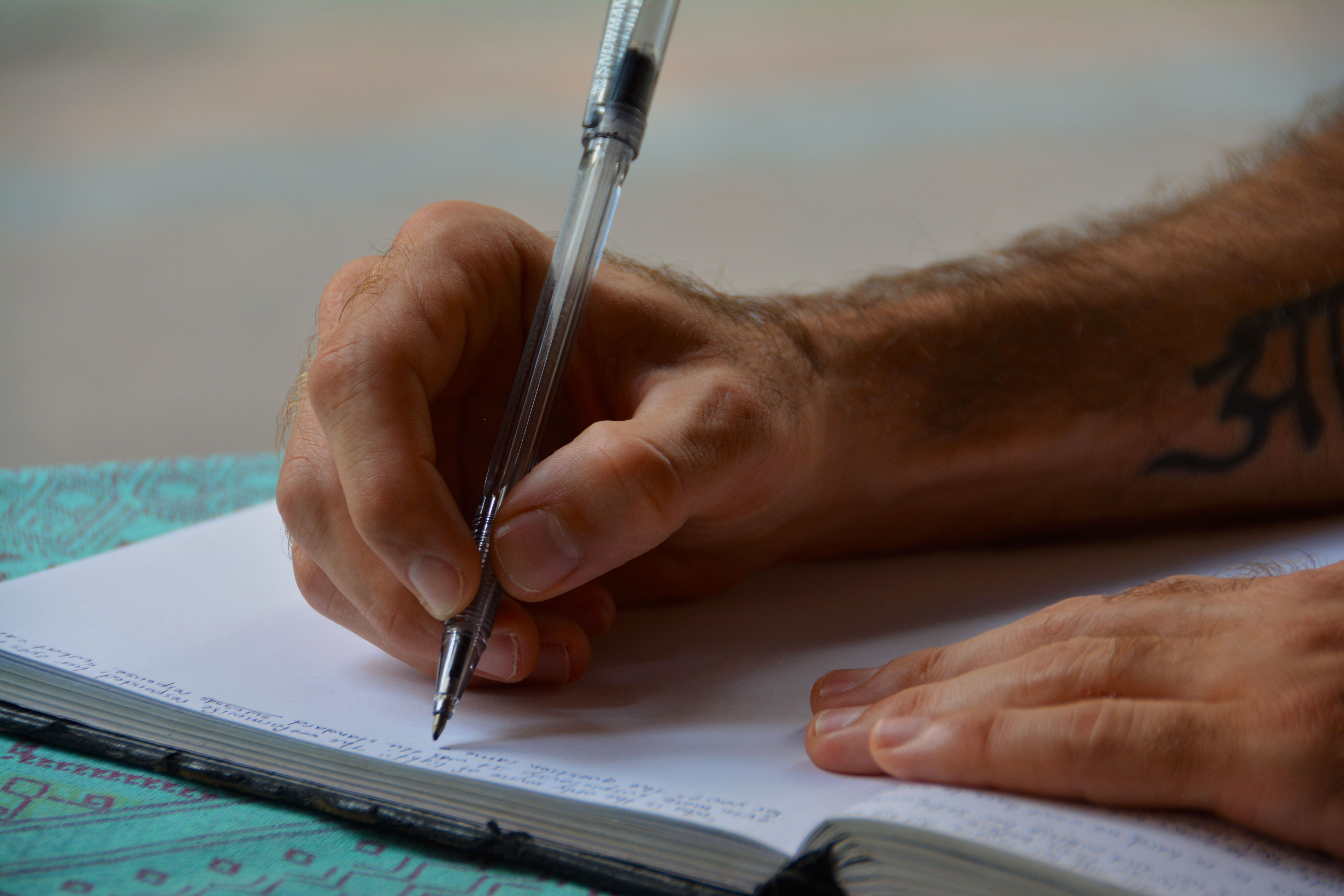 mano firmando un precontrato de alquiler de vivienda