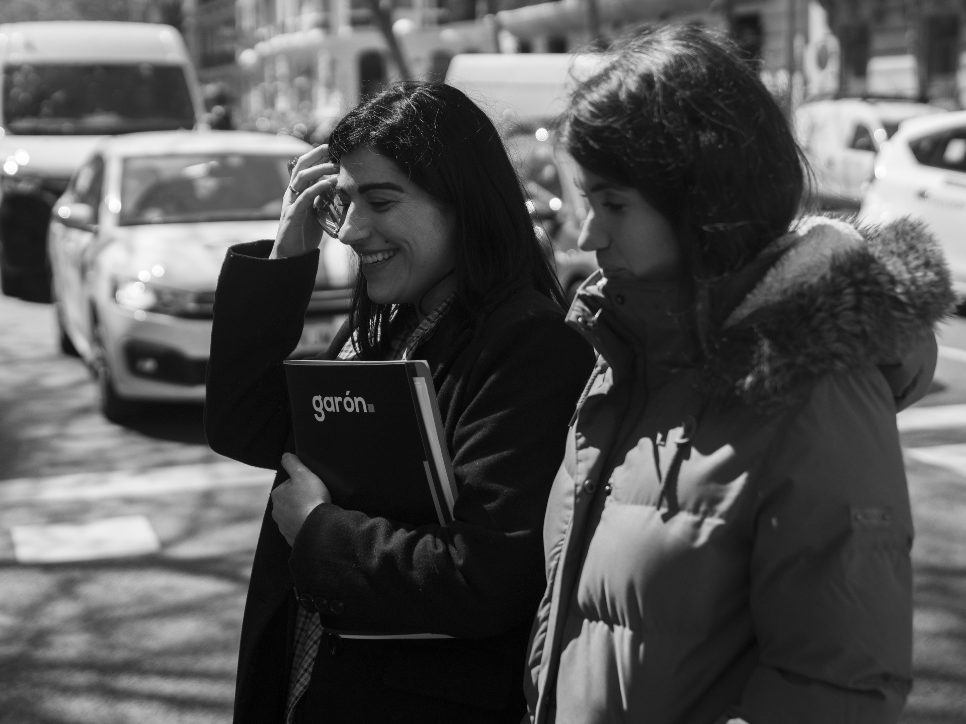 abogadas garon abogados por la calle paseando